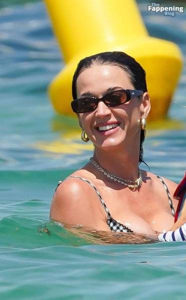 Katy Perry and Her Family Arrive at Le Club 55 in Saint-Tropez (97 Photos) - France on fansphoto.pics