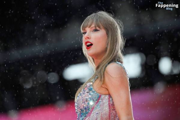 Taylor Swift Performs in Hamburg (41 Photos) on fansphoto.pics