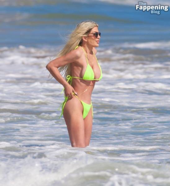 Tori Spelling Looks Smoking Hot in a Bikini as She Hits the Beach in Malibu (24 Photos) on fansphoto.pics