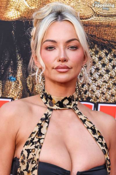 Lindsey Pelas Displays Her Sexy Boobs at the “Jackpot!” Premiere (11 Photos) on fansphoto.pics