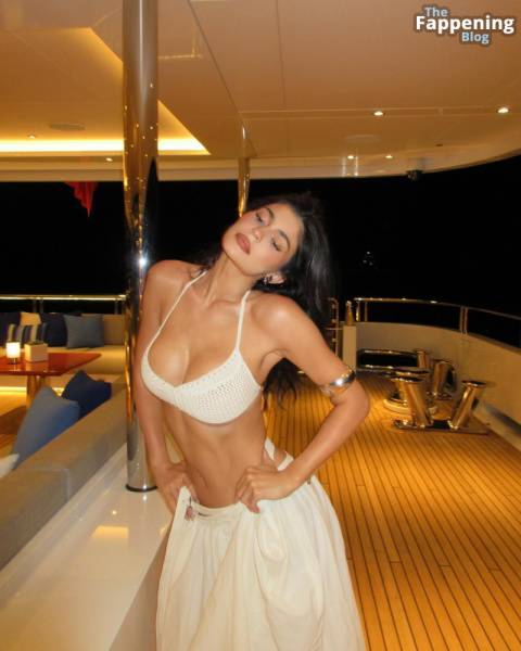 Kylie Jenner Hot (3 Photos) on fansphoto.pics