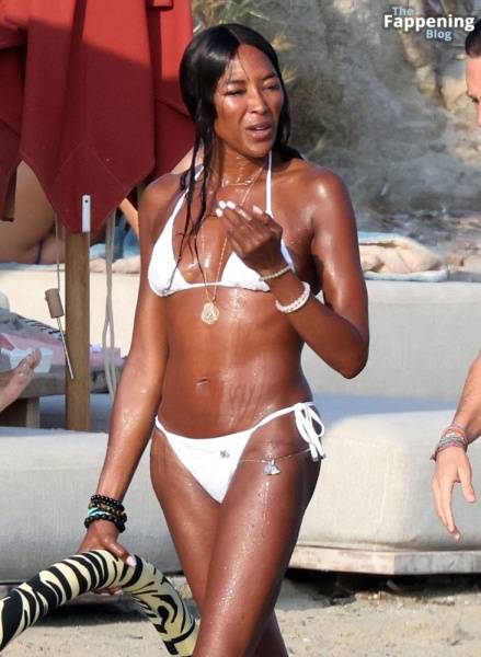 Naomi Campbell Shows Off Her Sexy Figure During Her Holiday with DJ Rampa on the Beaches of Mykonos (123 Photos) - Britain - Germany on fansphoto.pics