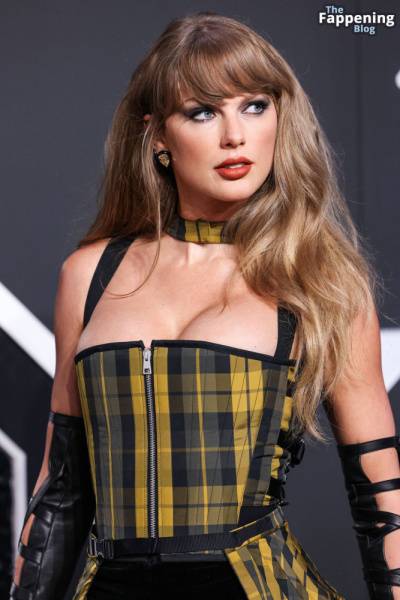 Taylor Swift Displays Nice Cleavage at the MTV VMAs (170 Photos) on fansphoto.pics