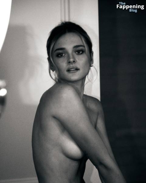 Charlotte Lawrence Topless (4 Photos) on fansphoto.pics